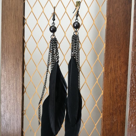 Beautiful Elegant Feather Drape Earrings - Picture 2 of 4